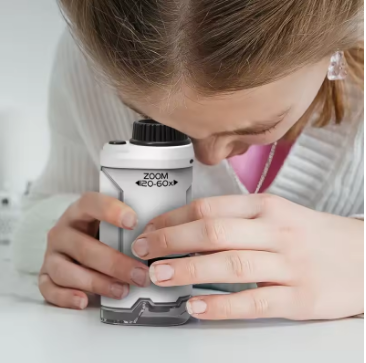 Microscópio Portátil de  Mão Infantil  Mart– Ilumine o Conhecimento com Diversão para seu Filho